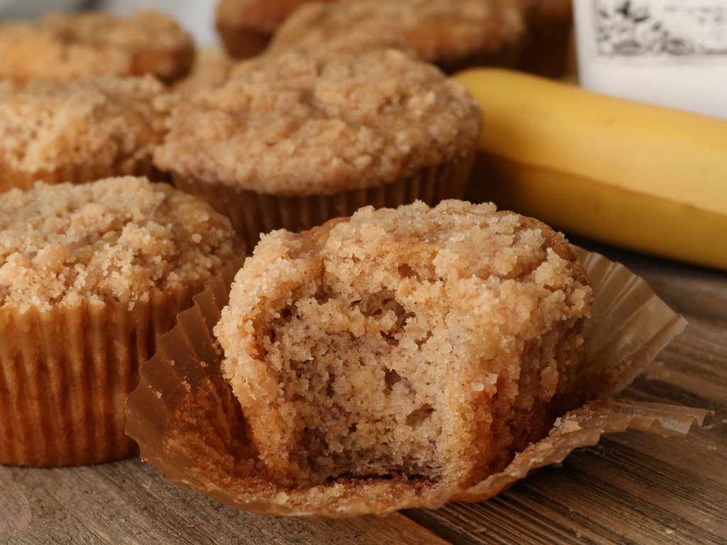 banana bread streusel muffins